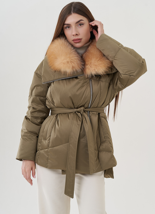 Укороченный женский пуховик с лисой модель № 25728 меха малина
