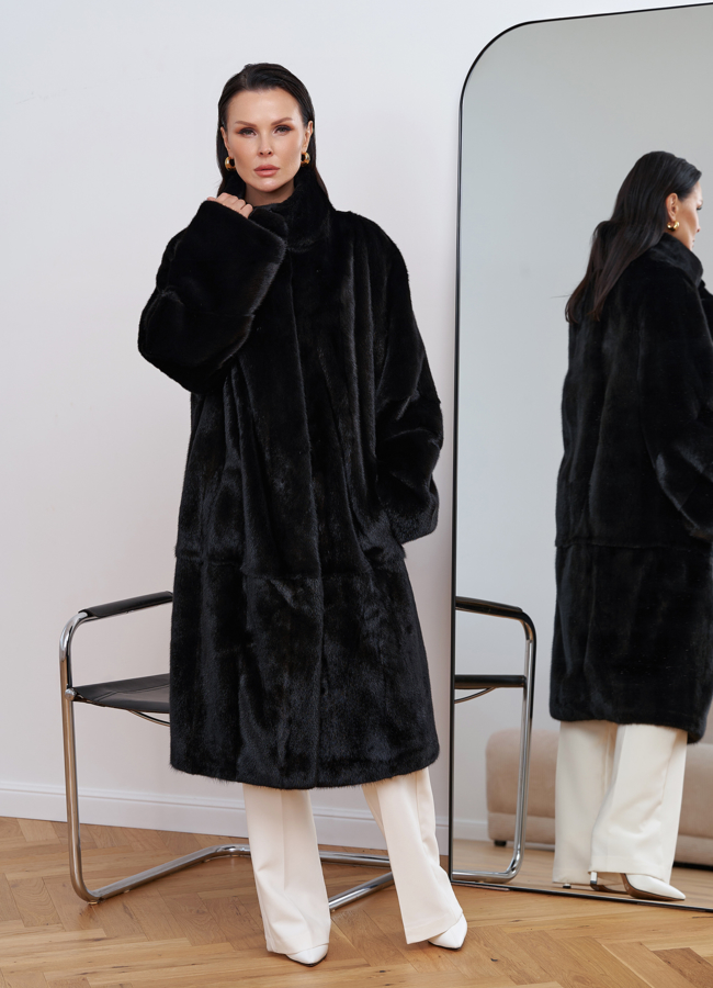 Классическая шуба из меха норки черного цвета модель № 27545 в рассрочку