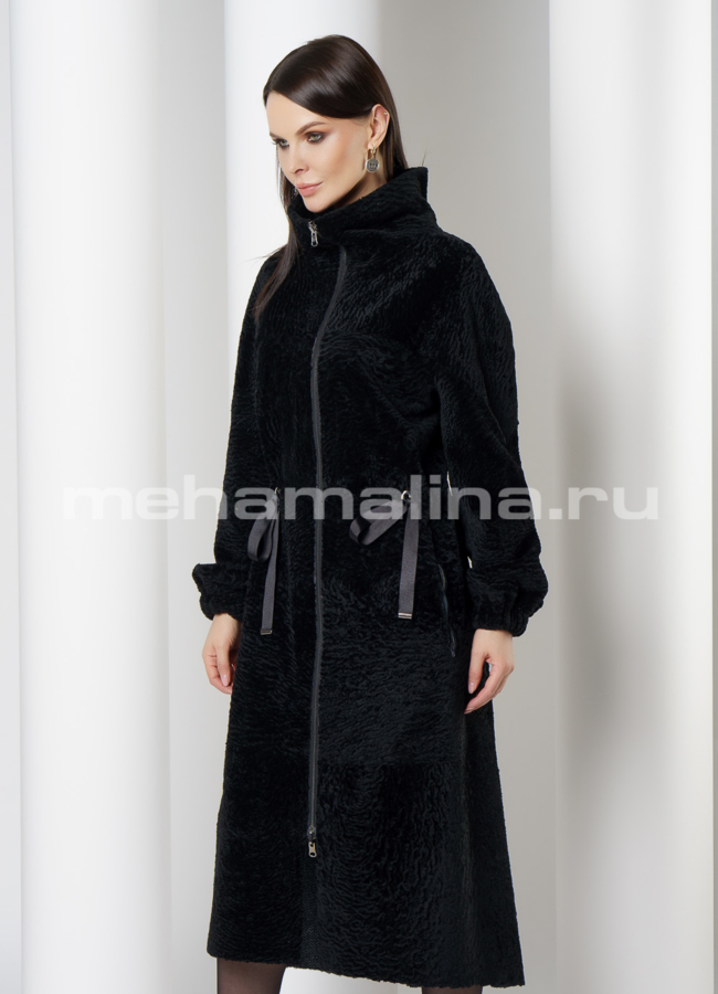 Дубленка черного цвета на молнии с воротником стойка  модель № 7879 меха малина