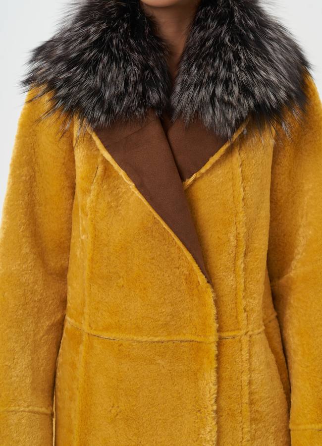 Двухсторонняя эко дубленка с мехом енота модель № 28561 универмаг малина