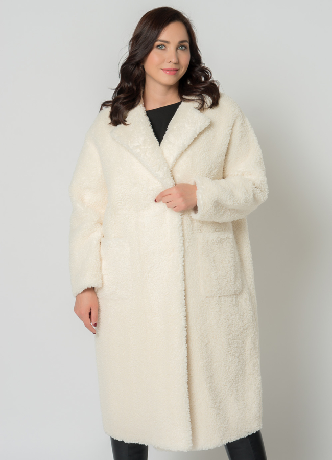 Пальто из эко меха белого цвета с английским воротником модель № 19433 в кредит