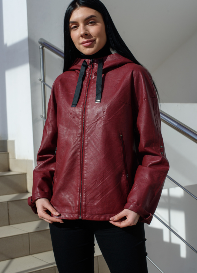 Куртка из эко кожи красного цвета с капюшоном  модель № 10518 в кредит