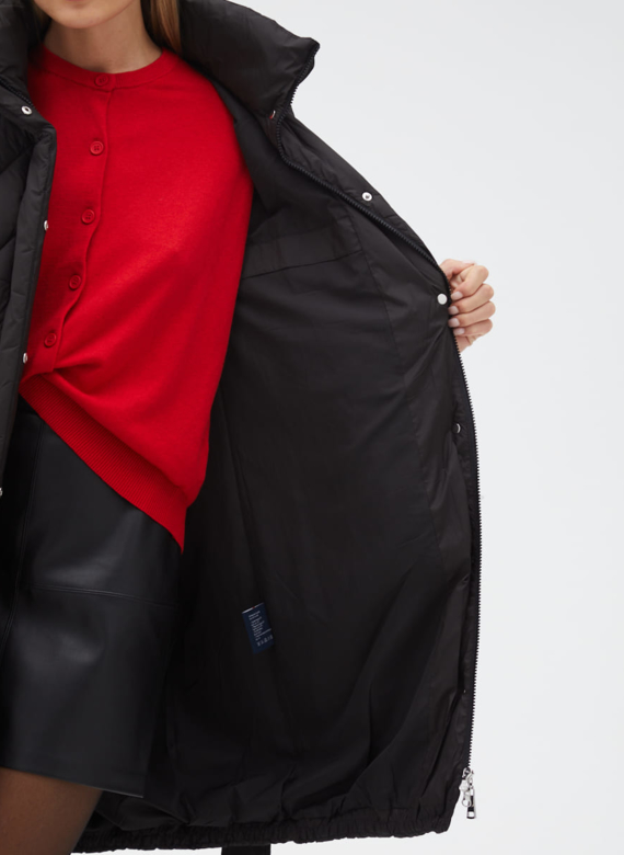 Женский пуховик черного цвета с поясом