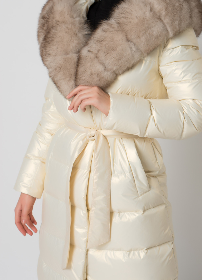 Белый пуховик с мехом  модель № 2192 универмаг малина