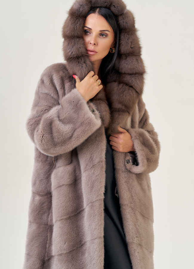 Удлиненная норковая шуба с капюшоном и отделкой из куницы модель № 23098 универмаг малина