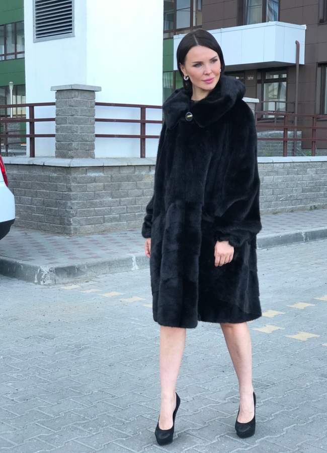 Норковая шуба с капюшоном в черном цвете модель № 3018M меха малина