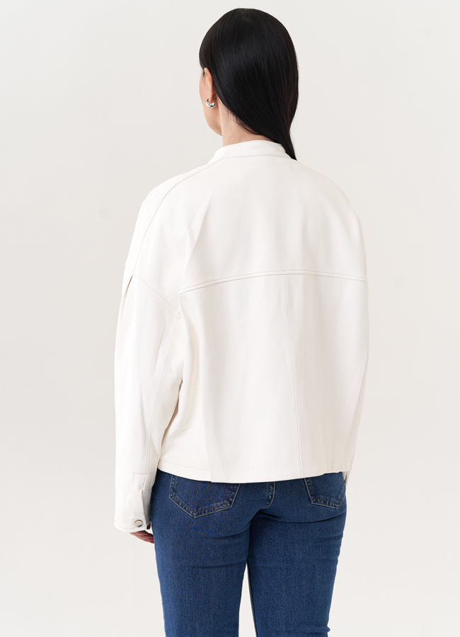 Куртка из натуральной кожи белого цвета модель № 26894 в рассрочку