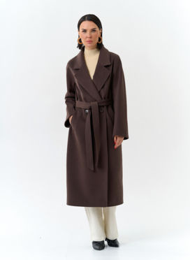 Женское пальто с английским воротником