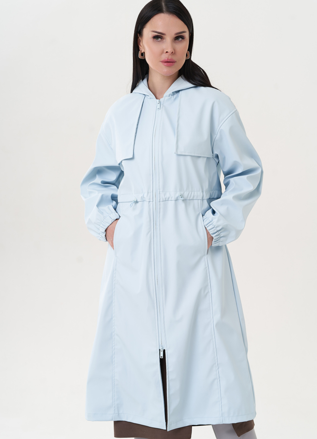 Плащ голубого цвета с капюшоном модель № 26799 меха малина