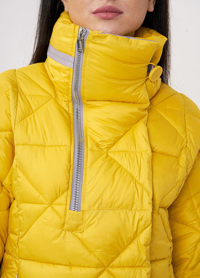 Желтая куртка укороченная на молнии модель № 110134 в рассрочку