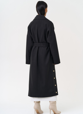 Женское пальто черного цвета с функциональными кнопками