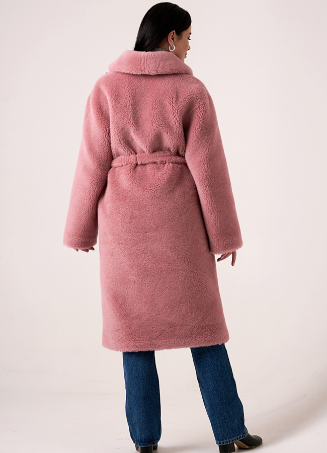 Шуба из эко меха розового цвета на поясе модель № 18433 в кредит