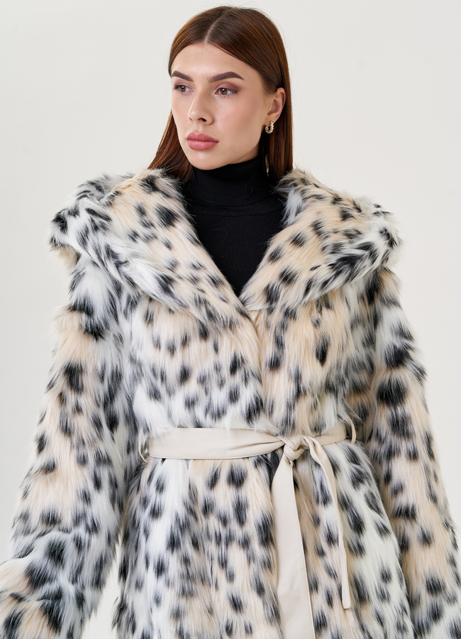 Пальто женское  из искусственного меха с капюшоном  модель № 23615 универмаг малина