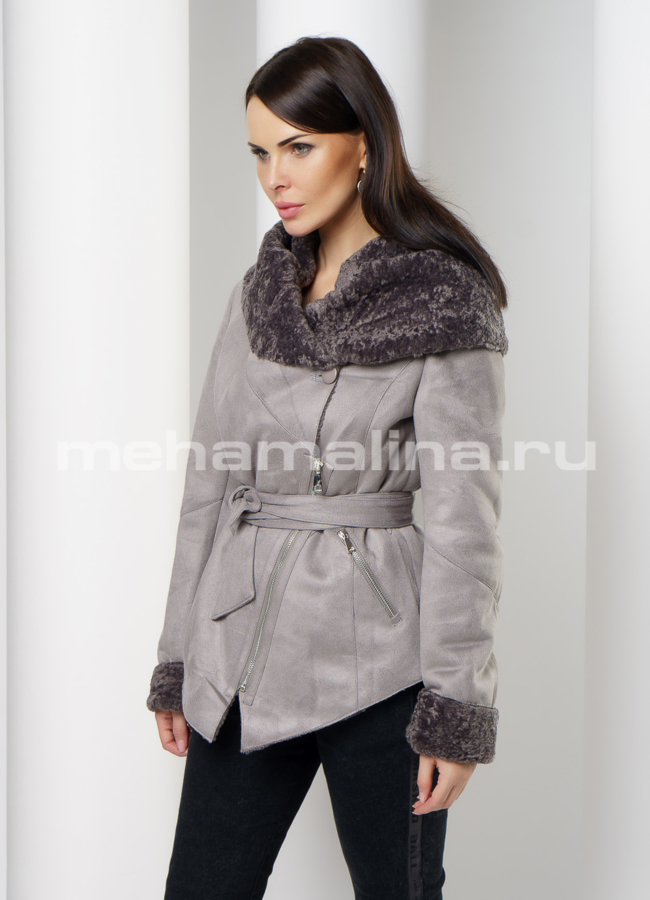 Укороченная эко дубленка серого цвета с капюшоном модель № 9196 меха малина