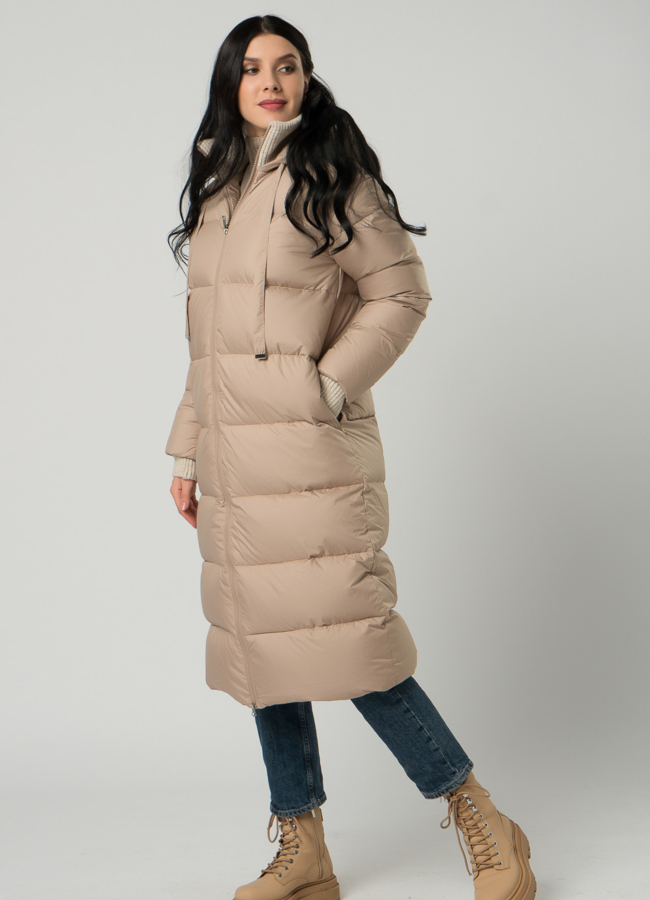 Пуховик женский бежевого цвета с капюшоном модель № 21676 в кредит