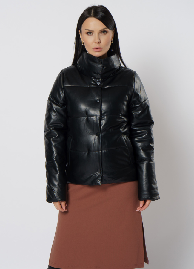 Утепленная куртка из эко кожи в черном цвете модель № 21715 меха малина