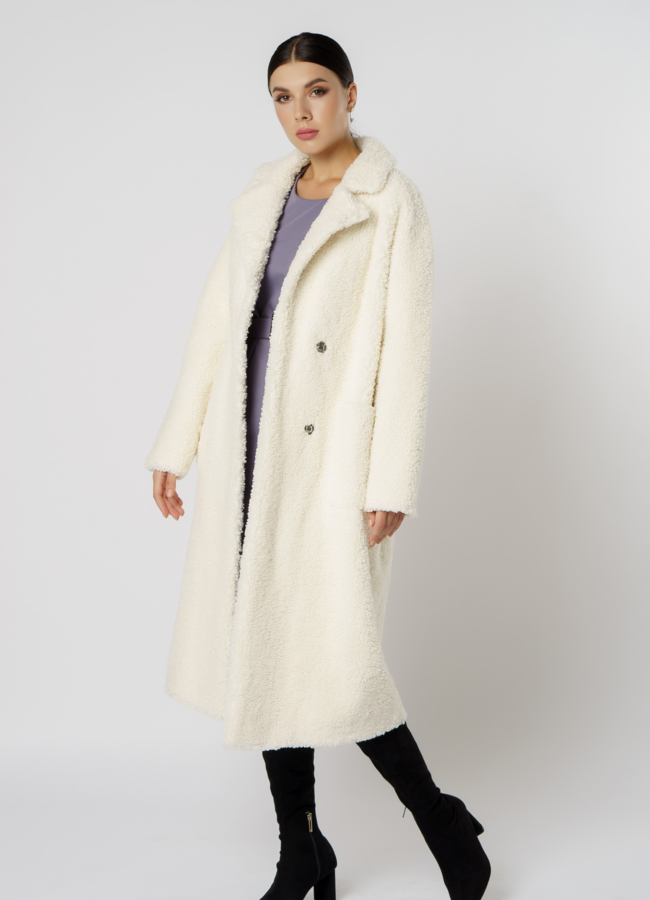Пальто из эко меха белого цвета с английским воротником модель № 19433 универмаг малина