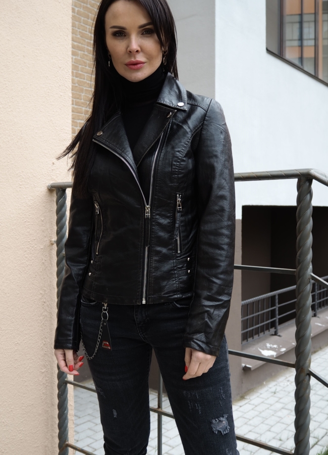 Куртка из эко кожи черного цвета  модель № 1369 меха малина