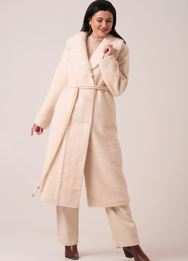 Светлая  шуба из овечьей шерсти на пуговицах с поясом модель № 18414 меха малина