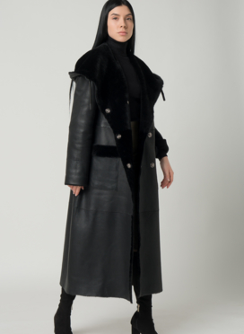 Удлиненная женская дубленка с капюшоном