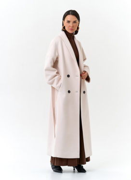 Светлое женское пальто с воротником шаль