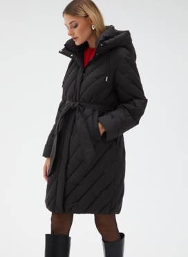 Женский пуховик черного цвета с поясом