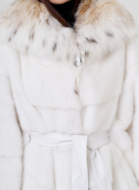 Белая шуба оверсайз с рысью