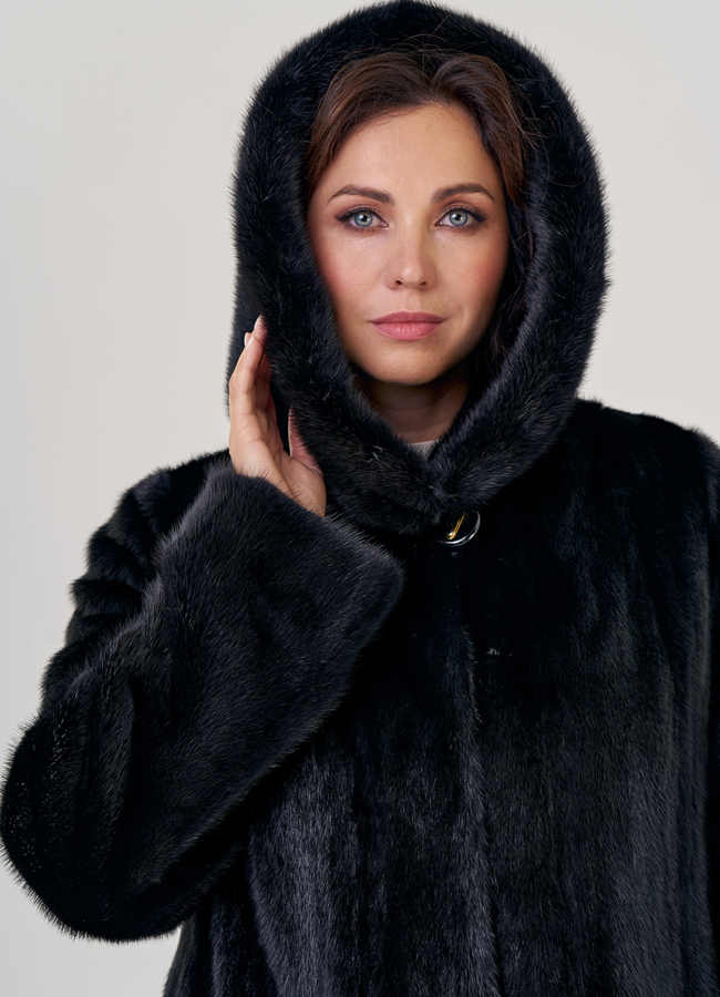 Норковая удлиненная  шуба с капюшоном в черном цвете модель № 80956 универмаг малина