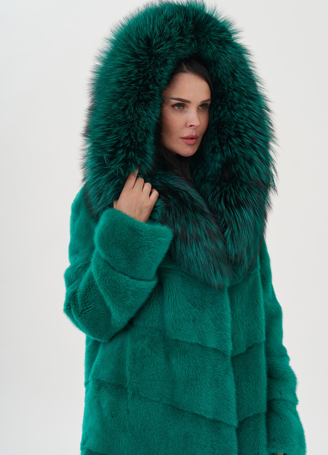 Шуба из норки в зеленом цвете с чернобуркой модель № 22073 универмаг малина
