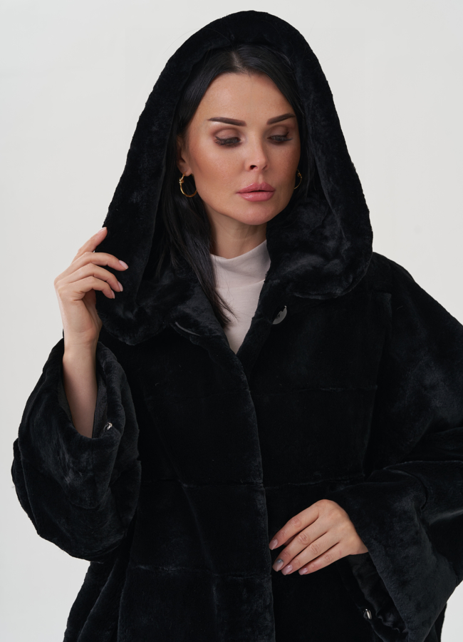 Шуба их меха кролика с капюшоном черного цвета модель № 25334 в рассрочку