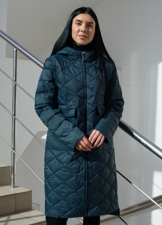 фото Женский плащ с капюшоном темно-зеленого цвета модель № 22580