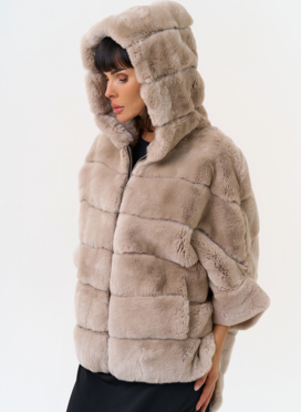 Короткая шуба из меха кролика с капюшоном Короткая шуба из меха кролика с капюшоном