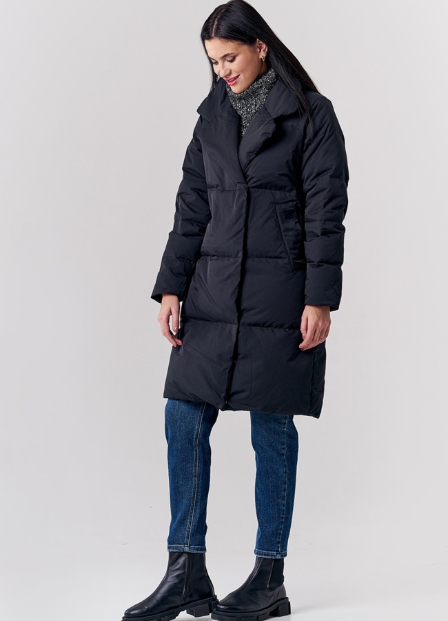 Пуховик черного цвета с английским воротником модель № 21678 в рассрочку