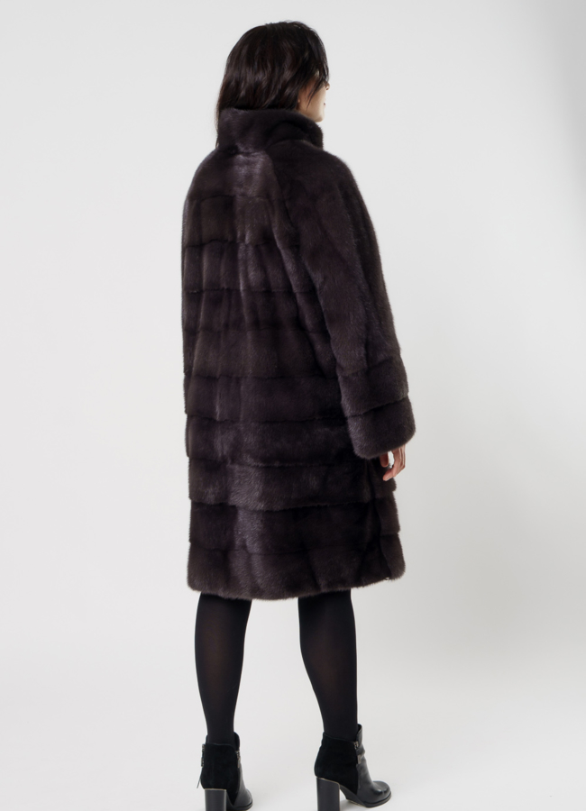 Шуба из норки с воротником стойка в поперечном раскладе модель № 8010 в рассрочку