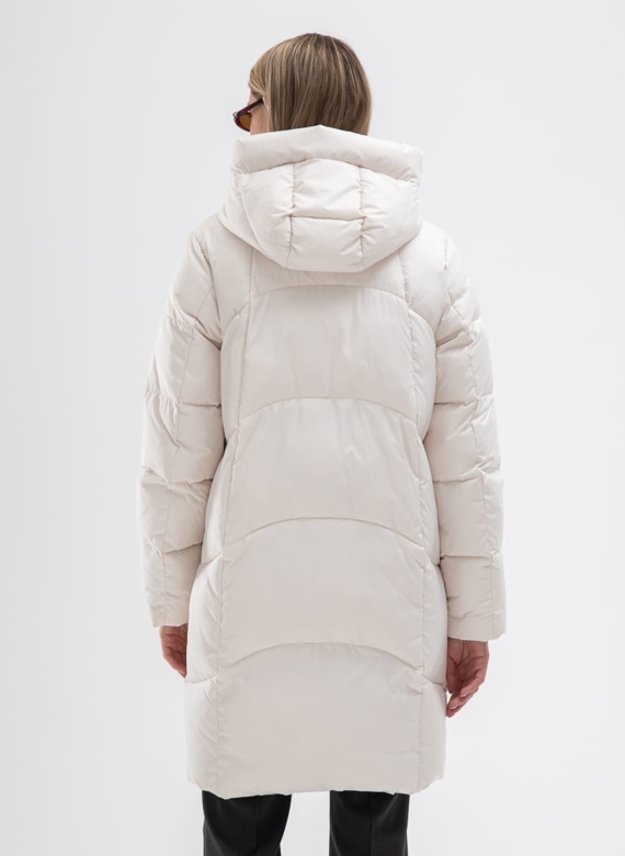Женский пуховик белого цвета с капюшоном