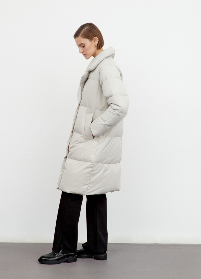 Светлый пуховик с английским воротником модель № 79419 универмаг малина