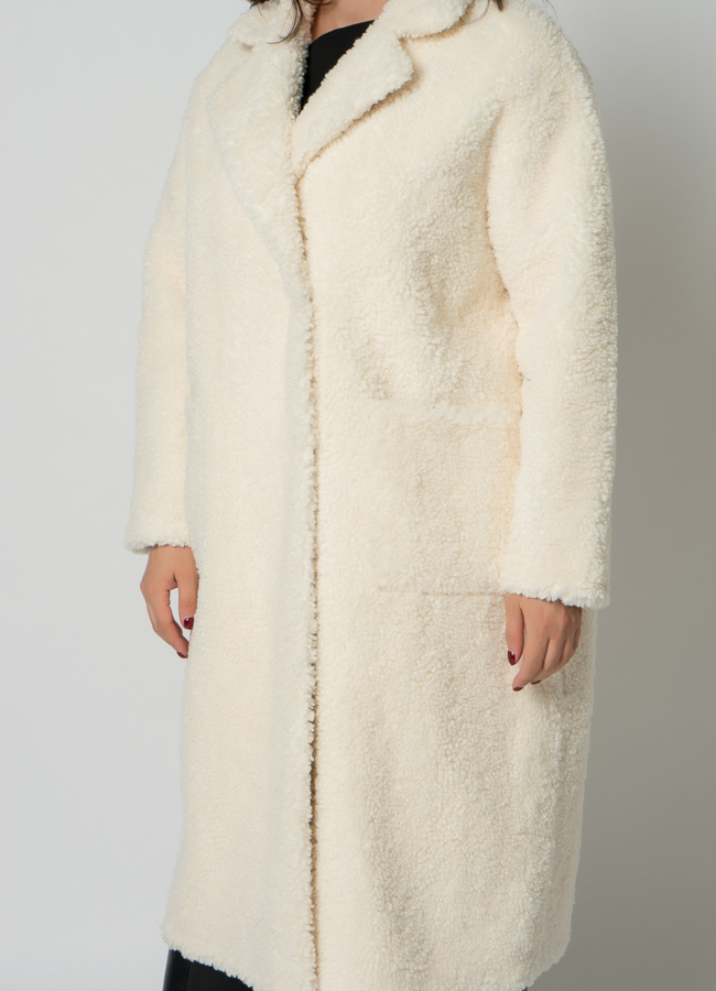 Пальто из эко меха белого цвета с английским воротником модель № 19433 универмаг малина