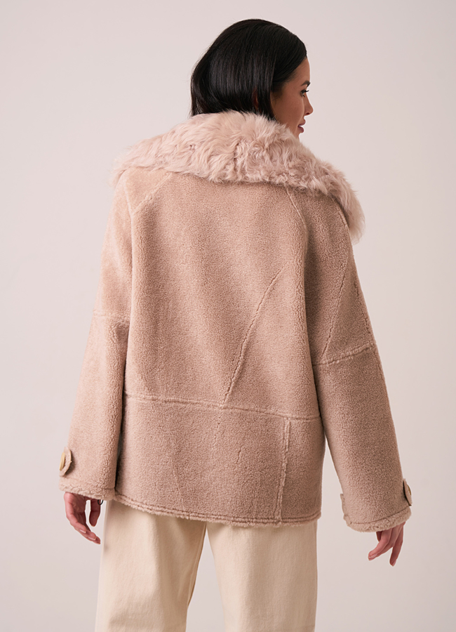 Укороченная шуба из овечьей шерсти бежевого цвета на молнии модель № 12851 в рассрочку