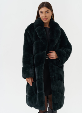 Шуба из меха кролика зеленого цвета