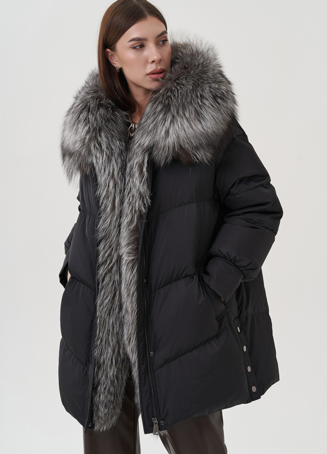 Женский пуховик черного цвета с меховой отделкой модель № 25367 в рассрочку