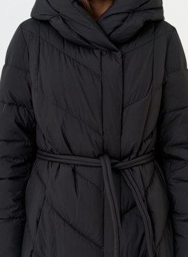 Женский пуховик черного цвета с поясом