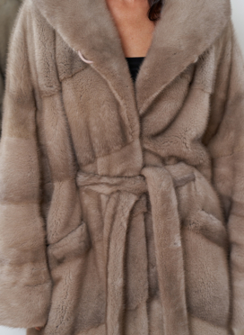 Женская шуба из меха норки с капюшоном 