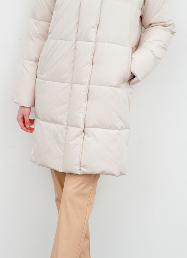 Светлый женский пуховик модель № 78915 в рассрочку