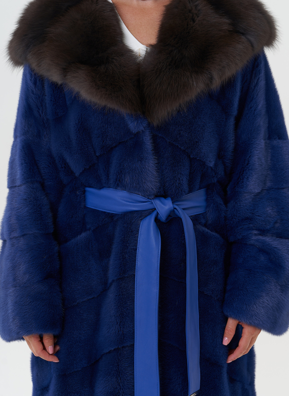 Шуба из норки с капюшоном из меха куницы