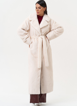 Женское пальто из эко меха молочного цвета