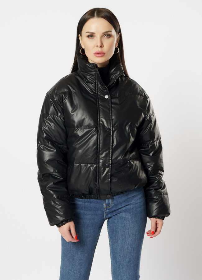 Куртка из эко кожи утепленная черного цвета модель № 20608 меха малина