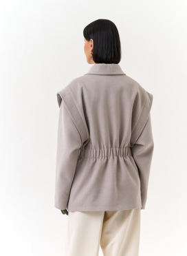 Женское укороченное пальто с акцентными плечами