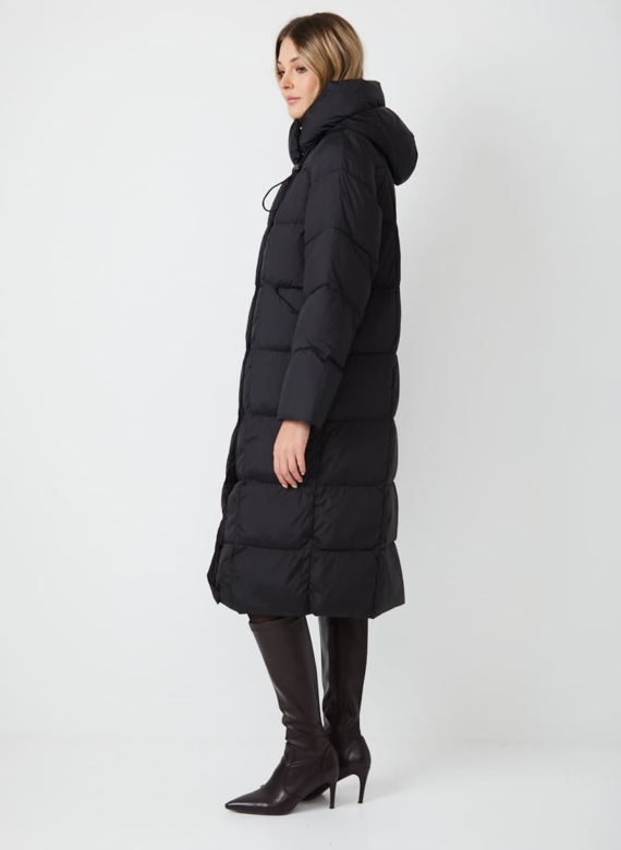 Женский пуховик черного цвета с капюшоном