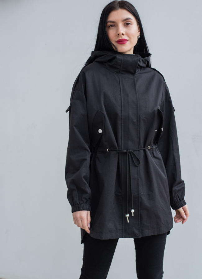Ветровка черного цвета с капюшоном  модель № 22764 меха малина