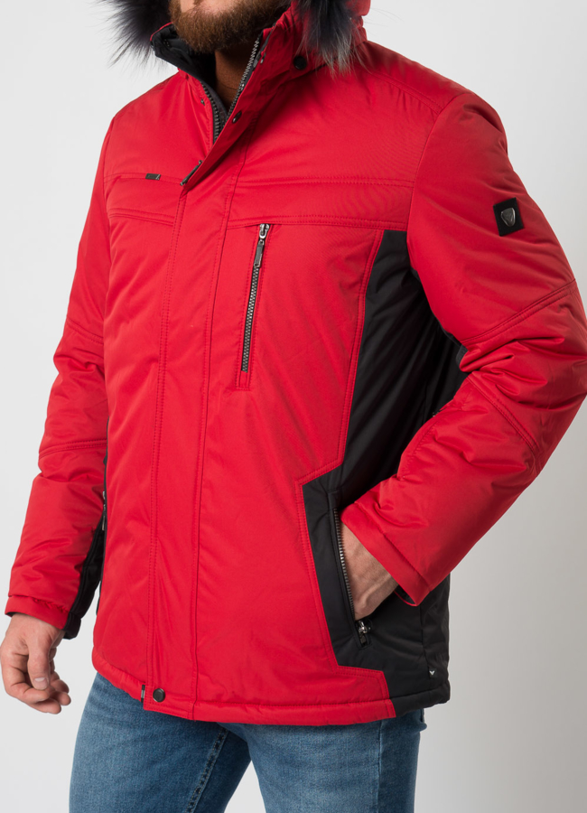 Куртка красного цвета на молнии с капюшоном, отделка енот модель № 21666 в рассрочку